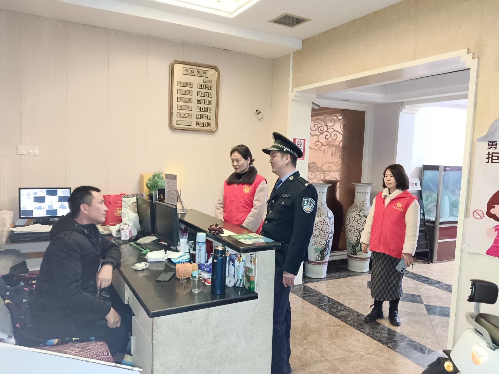 白马湖街道联合多部门开展“扫楼排查” 筑牢非法集资防范线