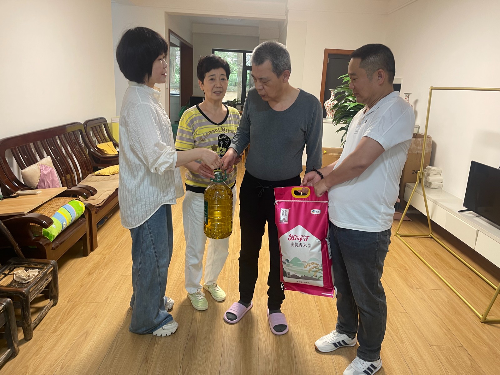 府坪街道开展助残日走访慰问活动