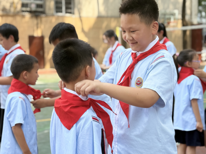武陵区卫门口小学举行少先队入队仪式