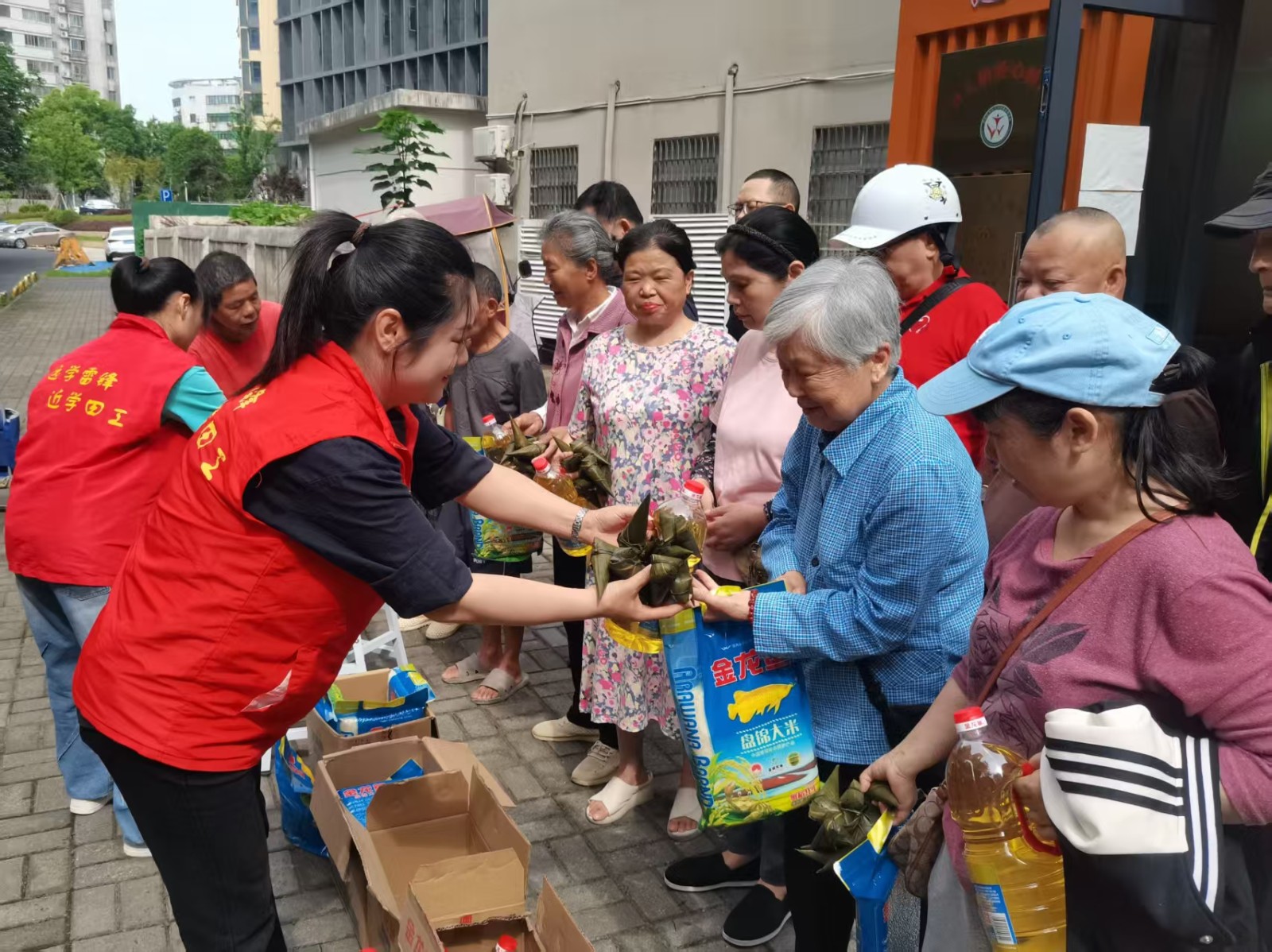 府坪街道东湖巷社区新时代文明实践站开展端午暖心慰问活动