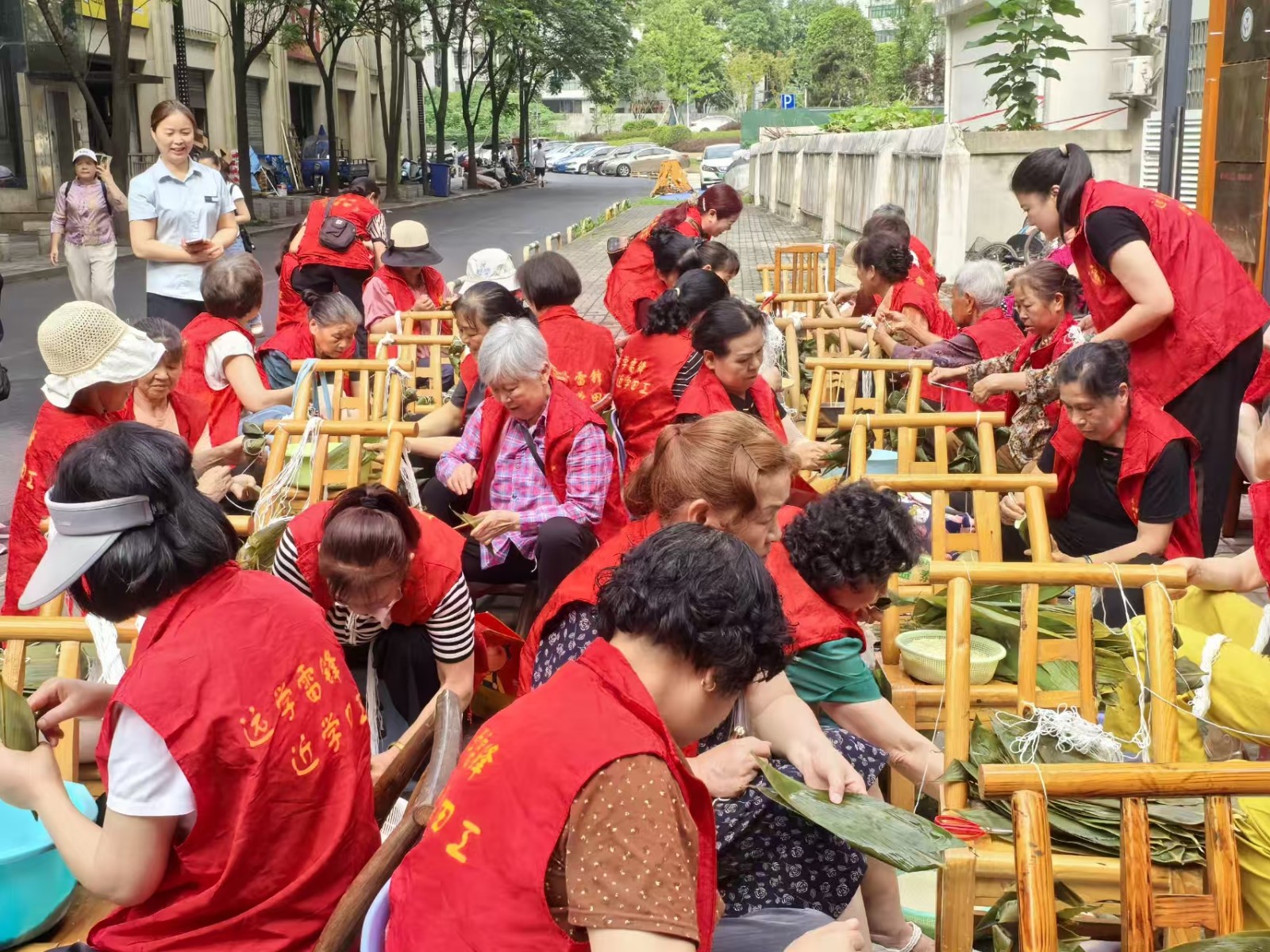 府坪街道东湖巷社区开展“粽叶飘香献温暖”主题活动