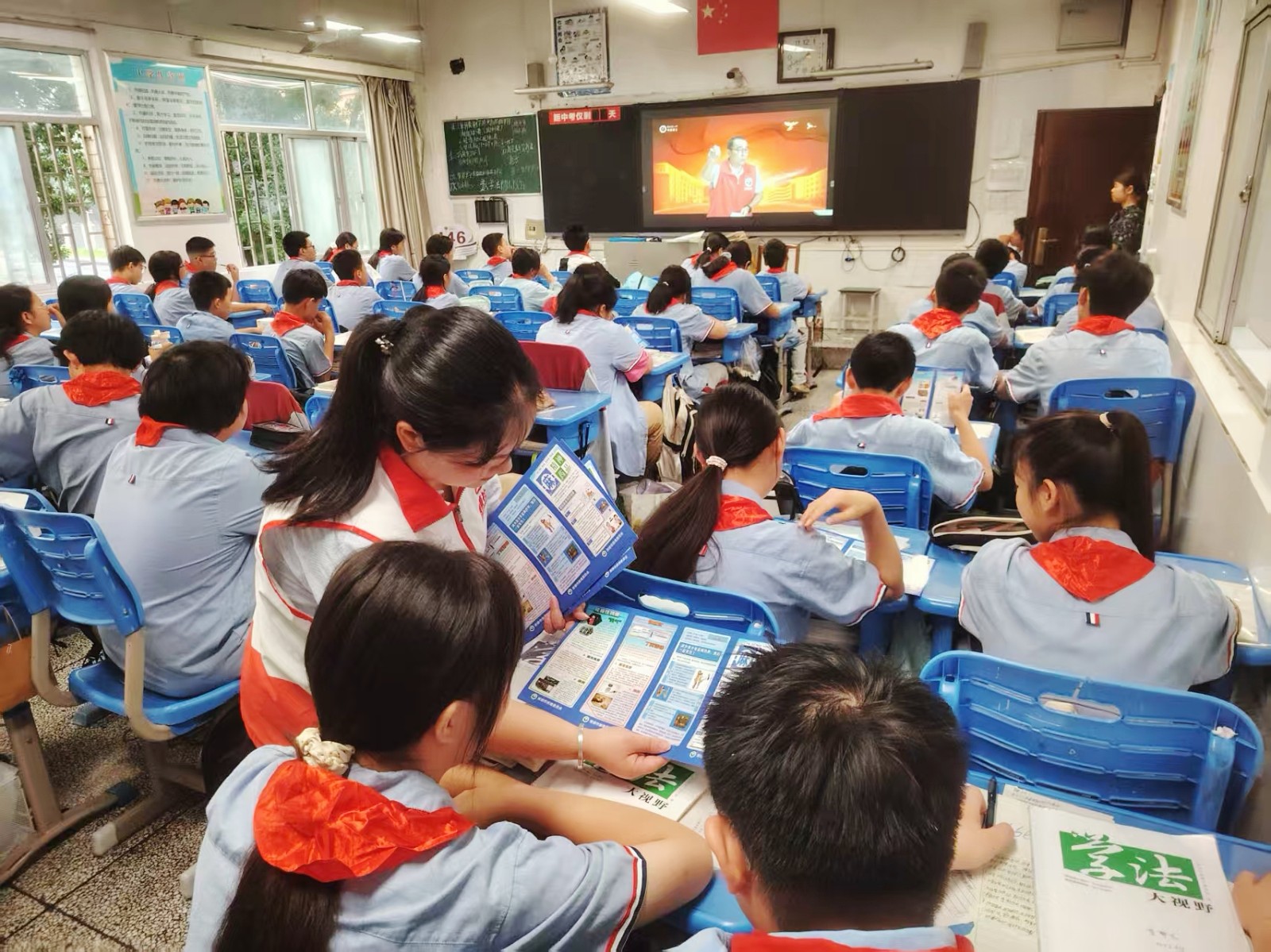 府坪街道开展“为青春护航 防范青少年药物滥用”禁毒主题升旗仪式