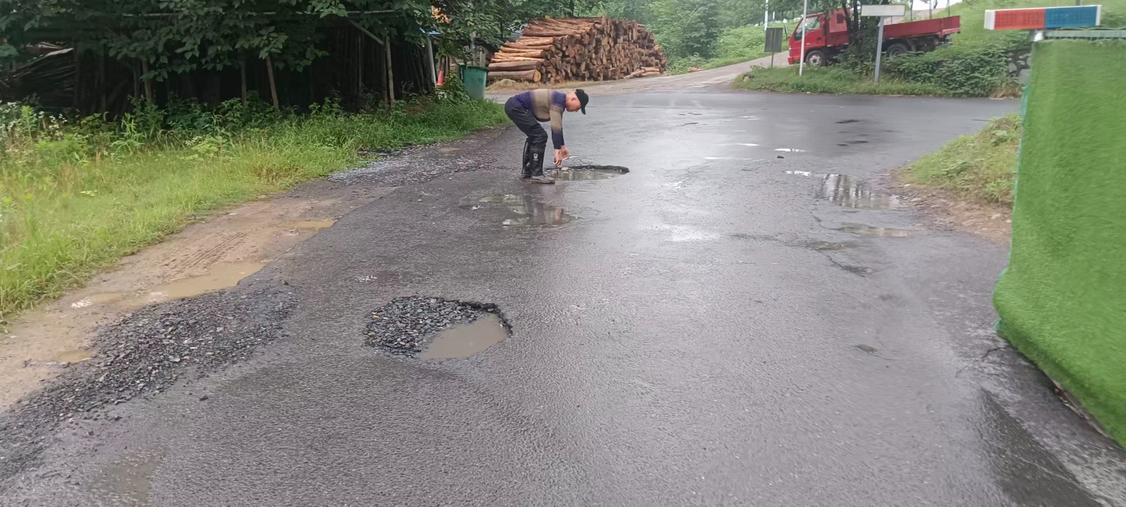东江街道快速处置道路隐患 守护群众平安出行
