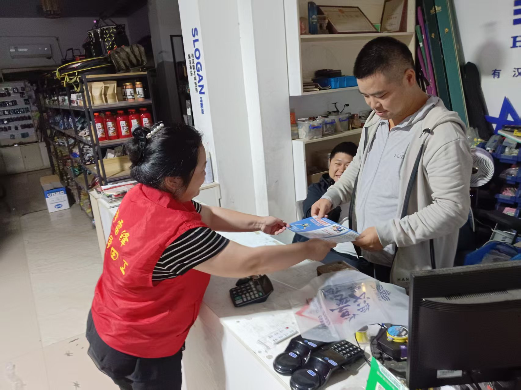 武陵区启明街道红庙社区开展打击非法集资宣传活动