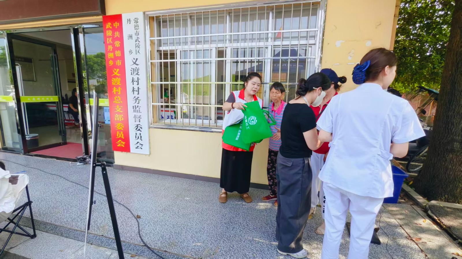 丹洲乡开展“6·26国际禁毒日”暨便民义诊联合宣传活动