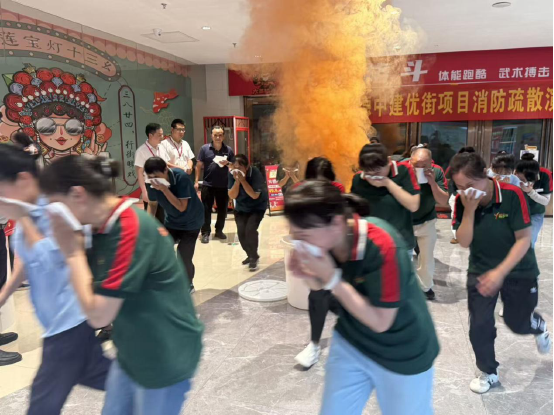 以练筑防 安全护航：芙蓉街道开展消防疏散演练