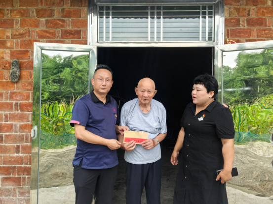 情暖七一践初心 爱心担当助乡邻——河洑镇洪流闸村党员企业家开展“七一”暖心慰问活动