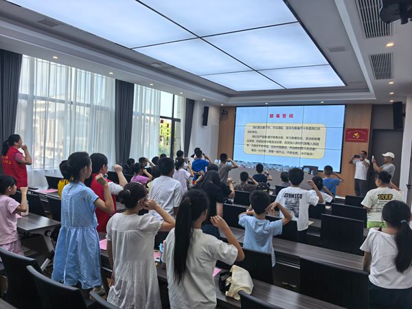 永安街道新东街社区开展暑期青少年安全教育暨夏日观影周活动