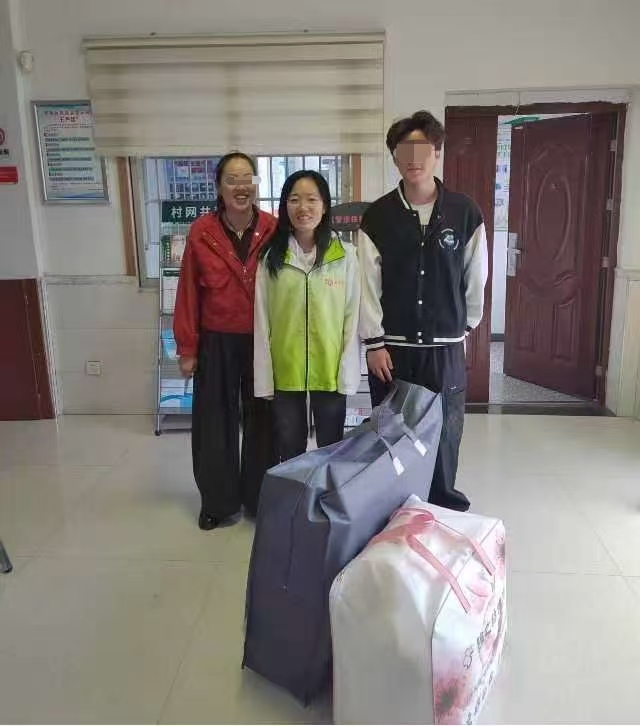 芦荻山乡社工站开展爱心助学物资发放活动